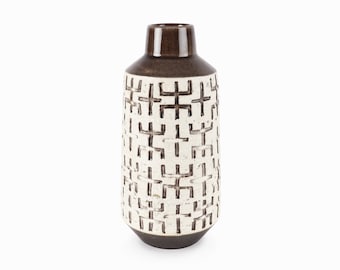 Könnte beinhalten: Eine braune und weiße Keramikvase mit geometrischem Muster. Die Vase hat einen schmalen Hals und einen breiten Boden.