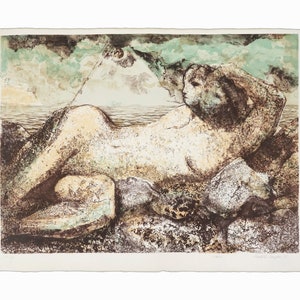Puede incluir: Una impresión en blanco y negro de una figura desnuda tumbada en una costa rocosa. La figura está de espaldas al espectador, con la cabeza girada hacia un lado. El fondo es un cielo nublado con una tenue cordillera en la distancia.