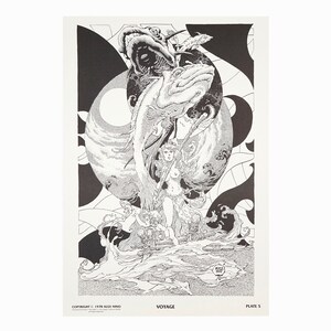 Könnte beinhalten: Schwarz-weiß-Illustration einer Frau, die auf einer Welle steht, mit einem großen Fisch hinter ihr. Die Frau hält einen Speer und hat langes Haar. Der Fisch ist von kleineren Fischen und anderen Meeresbewohnern umgeben. Der Text "Voyage" und "Tafel 5" befindet sich am unteren Rand des Bildes.