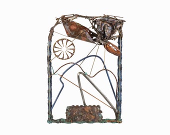Pode incluir: Uma escultura de metal enferrujado com uma variedade de formas e texturas. A escultura é emoldurada por uma moldura retangular de metal e inclui uma peça circular de metal com um design de sol.