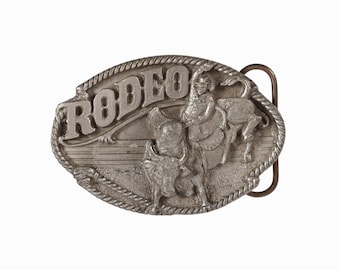 Hebilla de cinturón de rodeo Arroyo Grande de 1991, metal peltre, estilo vaquero y equitación