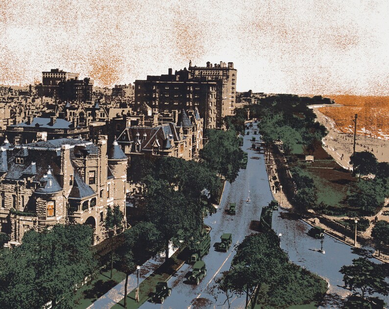 Puede incluir: Una vista a&eacute;rea de una calle de la ciudad bordeada de grandes edificios hist&oacute;ricos. La calle est&aacute; bordeada de &aacute;rboles y los coches conducen por la carretera. La calle termina en una playa con gente caminando por la orilla.