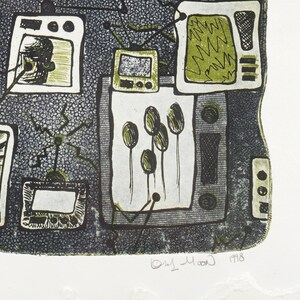 以下が含まれることがあります： 緑色の画面を持つテレビの白黒の版画。テレビは他のテレビと小さな木に囲まれています。版画は「オラフ・ムーイ」と署名され、「1998」と日付が記されています。