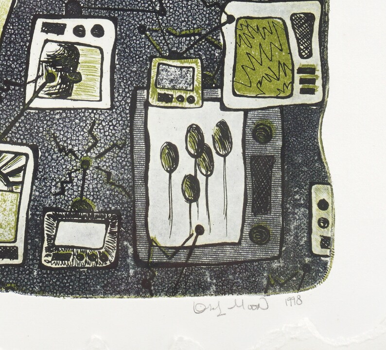 以下が含まれることがあります： 緑色の画面を持つテレビの白黒の版画。テレビは他のテレビと小さな木に囲まれています。版画は「オラフ・ムーイ」と署名され、「1998」と日付が記されています。
