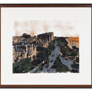 Puede incluir: Una impresi&oacute;n de estilo vintage de una escena de calle de la ciudad con edificios, &aacute;rboles y coches. La impresi&oacute;n est&aacute; en tonos de marr&oacute;n, verde y azul, y tiene una textura granulada.