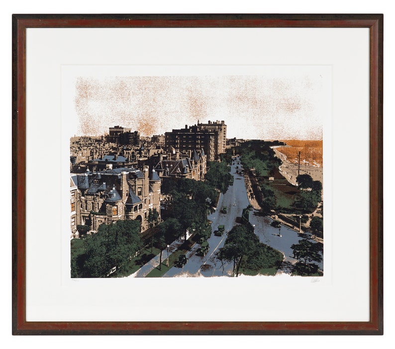Puede incluir: Una impresi&oacute;n de estilo vintage de una escena de calle de la ciudad con edificios, &aacute;rboles y coches. La impresi&oacute;n est&aacute; en tonos de marr&oacute;n, verde y azul, y tiene una textura granulada.
