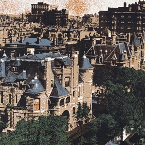 Puede incluir: Una vista a&eacute;rea de una calle de la ciudad bordeada de &aacute;rboles y edificios de piedra arenisca. Los edificios tienen detalles intrincados y est&aacute;n coronados con techos de pizarra. La calle est&aacute; pavimentada con asfalto y tiene una fila de farolas.