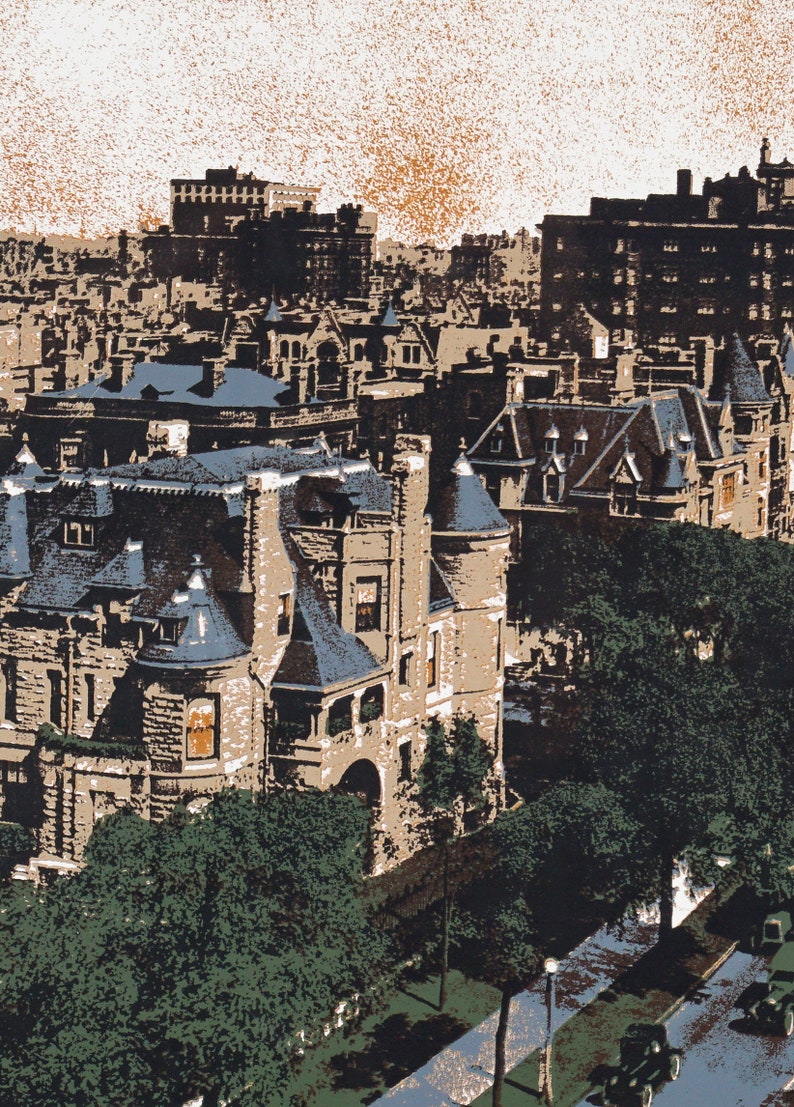 Puede incluir: Una vista a&eacute;rea de una calle de la ciudad bordeada de &aacute;rboles y edificios de piedra arenisca. Los edificios tienen detalles intrincados y est&aacute;n coronados con techos de pizarra. La calle est&aacute; pavimentada con asfalto y tiene una fila de farolas.