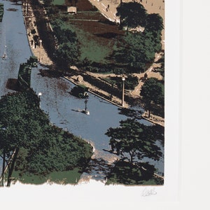 Puede incluir: Una vista a&eacute;rea de una calle de la ciudad con coches conduciendo por una carretera que serpentea a trav&eacute;s de un parque. La carretera est&aacute; bordeada de &aacute;rboles y hay gente caminando por la acera. La imagen est&aacute; en un estilo vintage con colores apagados.