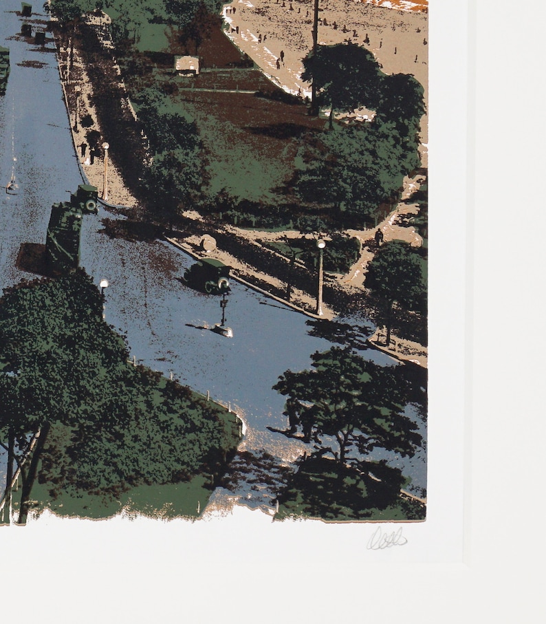 Puede incluir: Una vista a&eacute;rea de una calle de la ciudad con coches conduciendo por una carretera que serpentea a trav&eacute;s de un parque. La carretera est&aacute; bordeada de &aacute;rboles y hay gente caminando por la acera. La imagen est&aacute; en un estilo vintage con colores apagados.