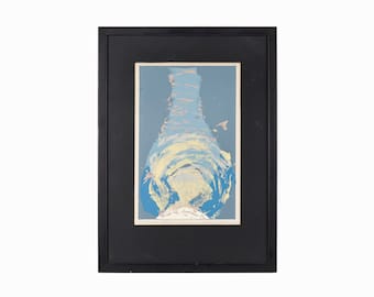Könnte beinhalten: Ein gerahmter abstrakter Druck eines blauen und gelben Vasen auf weißem Hintergrund. Die Vase ist in einer stilisierten, abstrakten Art und Weise dargestellt, mit wirbelnden Linien und Formen.
