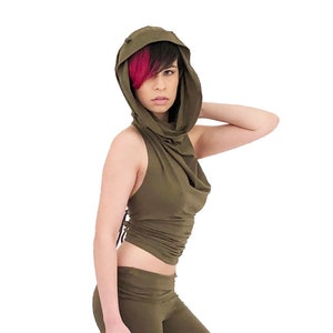 Puede incluir: Una camiseta sin mangas de color verde oliva con capucha, cuello de pico y cord&oacute;n de ajuste en la cintura.