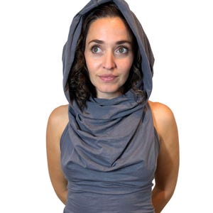 Top corto con capucha: ropa de festival con espalda abierta imagen 1