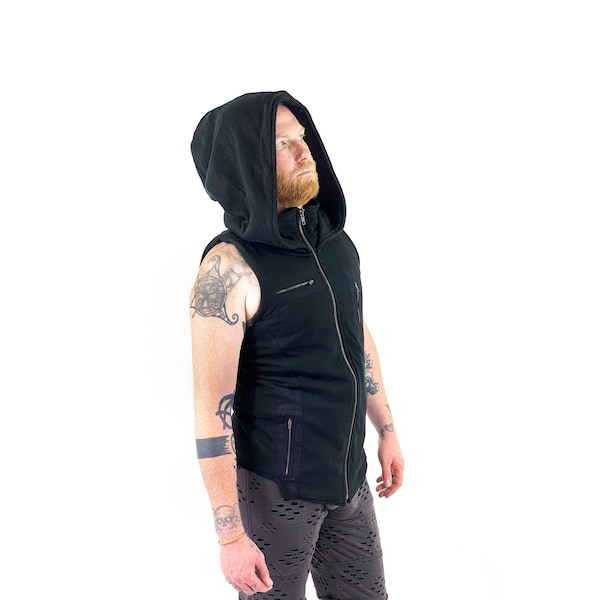 Chaleco polar con capucha: moda festivalera andrógina