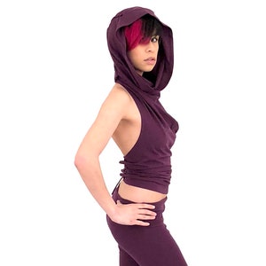 Puede incluir: Un top morado sin mangas con una capucha grande. El top est&aacute; hecho de una tela suave y el&aacute;stica y tiene un ajuste holgado. La capucha se re&uacute;ne en el cuello y se puede llevar arriba o abajo.