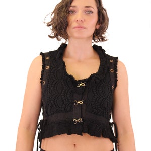 Op de afbeelding: Zwart kanten crop top met een gerimpelde zoom en een veter aan de voorkant. Het topje heeft goudkleurige metalen hardware en is mouwloos.