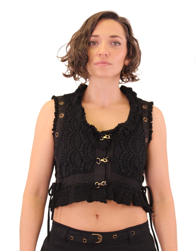 Op de afbeelding: Zwart kanten crop top met een gerimpelde zoom en een veter aan de voorkant. Het topje heeft goudkleurige metalen hardware en is mouwloos.