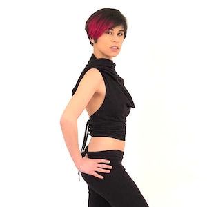 Top corto con capucha: ropa de festival con espalda abierta Black