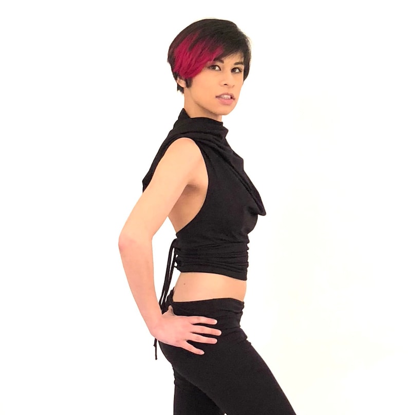 Top corto con capucha: ropa de festival con espalda abierta Black