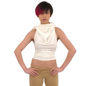 Top corto con capucha: ropa de festival con espalda abierta White