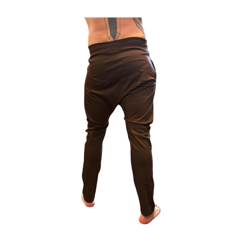 Puede incluir: Pantalones har&eacute;n marr&oacute;n oscuro con un ajuste relajado. Los pantalones tienen una cintura alta y una pernera c&oacute;nica. La tela parece ser un material suave y fluido. Los pantalones est&aacute;n dise&ntilde;ados para la comodidad y el estilo.
