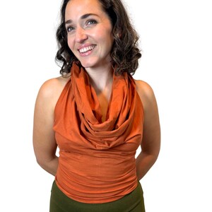 Top corto con capucha: ropa de festival con espalda abierta Rust