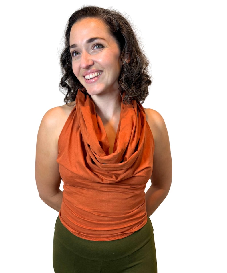 Top corto con capucha: ropa de festival con espalda abierta Rust