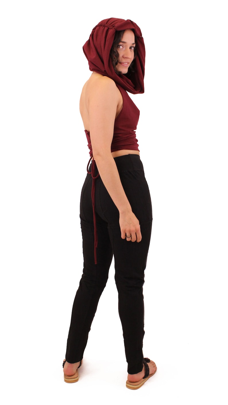 Top corto con capucha: ropa de festival con espalda abierta imagen 6