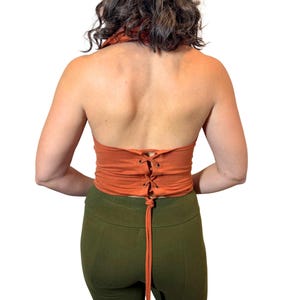 Top corto con capucha: ropa de festival con espalda abierta imagen 4