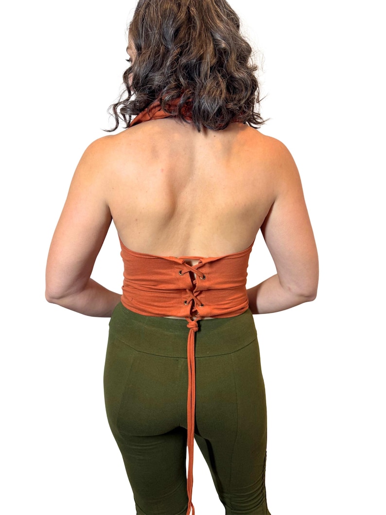 Top corto con capucha: ropa de festival con espalda abierta imagen 4