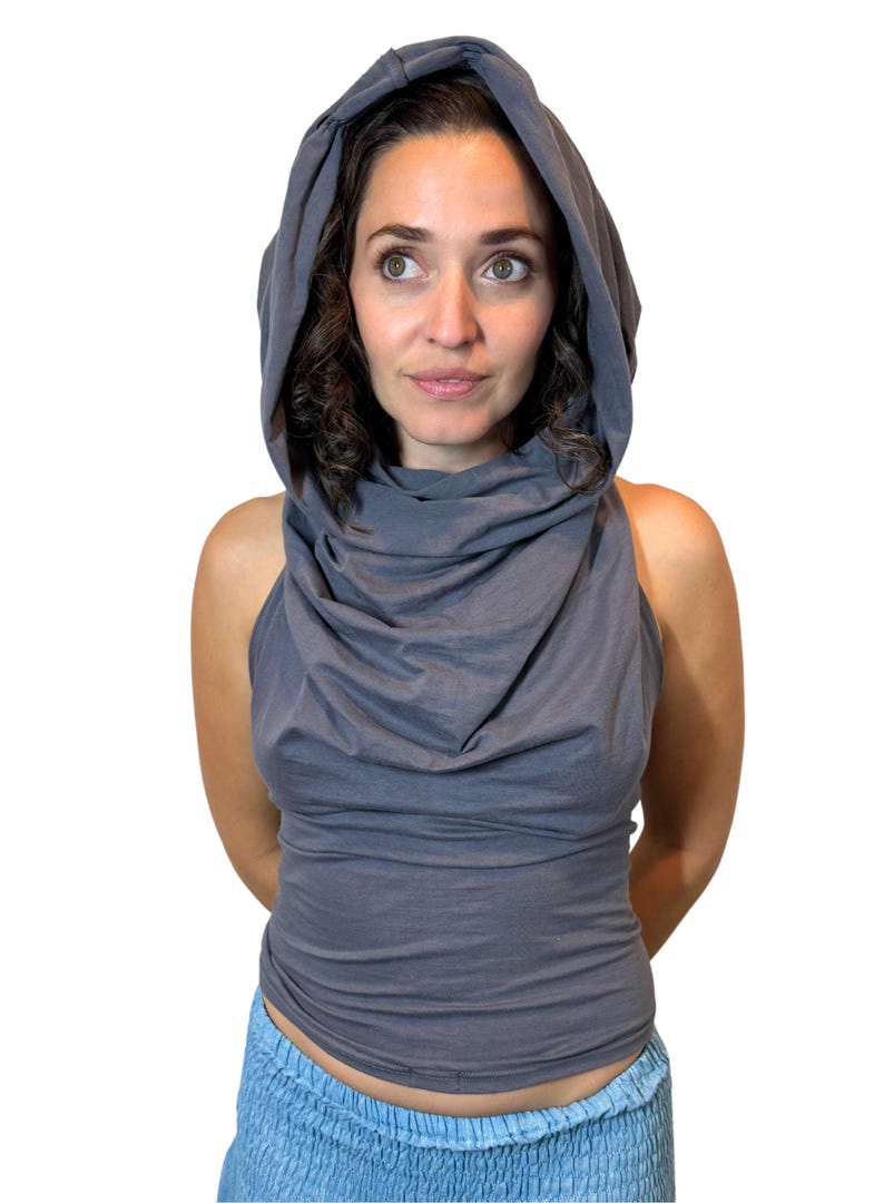 Top corto con capucha: ropa de festival con espalda abierta imagen 1