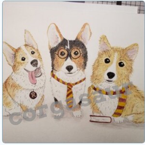 Puede incluir: Tres acuarelas de corgis con atuendos temáticos de Harry Potter. El corgi del medio lleva gafas redondas y una corbata amarilla y roja. El corgi de la izquierda lleva un collar rojo con una letra R. El corgi de la derecha sostiene un libro y lleva una bufanda amarilla y roja.