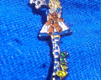 Alice nel paese delle meraviglie cappello inerti smaltato morbido in edizione limitata festival musicale pin spedisce gratis negli Stati Uniti