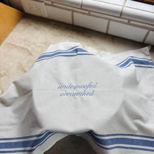 Toalla de cocina bordada "Underproofed & Overworked" - Paño de algodón para fermentar pan - Regalo para panaderos