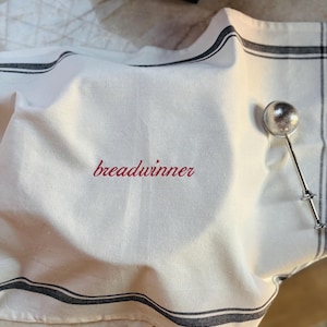 以下が含まれることがあります： 斑点のあるマット仕上げのセラミックマグカップ3個セット。マグカップはクリーム色、ライトグレー、ダークグレーの色合いです。各マグカップはシンプルでミニマリストなデザインで、コーヒーや紅茶に最適です。