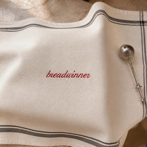 Besticktes Küchentuch „Brotverdiener“ – Gärtuch aus Baumwolle – Geschenk für Bäcker