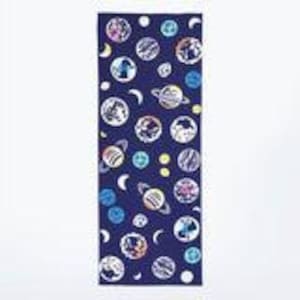 Puede incluir: Una toalla de playa azul marino con un patrón repetido de planetas, lunas y estrellas en blanco, azul y naranja. La toalla rectangular está hecha de un material suave y absorbente. El diseño incluye varias ilustraciones de planetas.