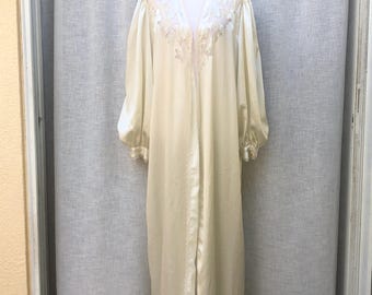 Oscar de la Renta for B. Altman Fifth Avenue New York  Romantic ivory Lace Night gown Sleepwear Robe