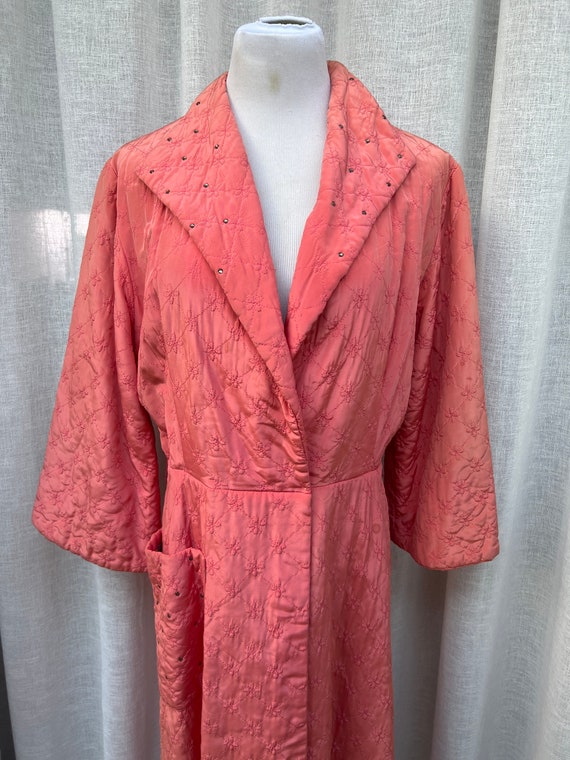 1940s Joan Iris coral salmon pink quilted hostess… - image 5