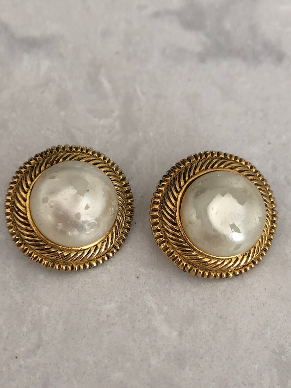 Vtg Authentic Chanel round gold metal faux Pearl c