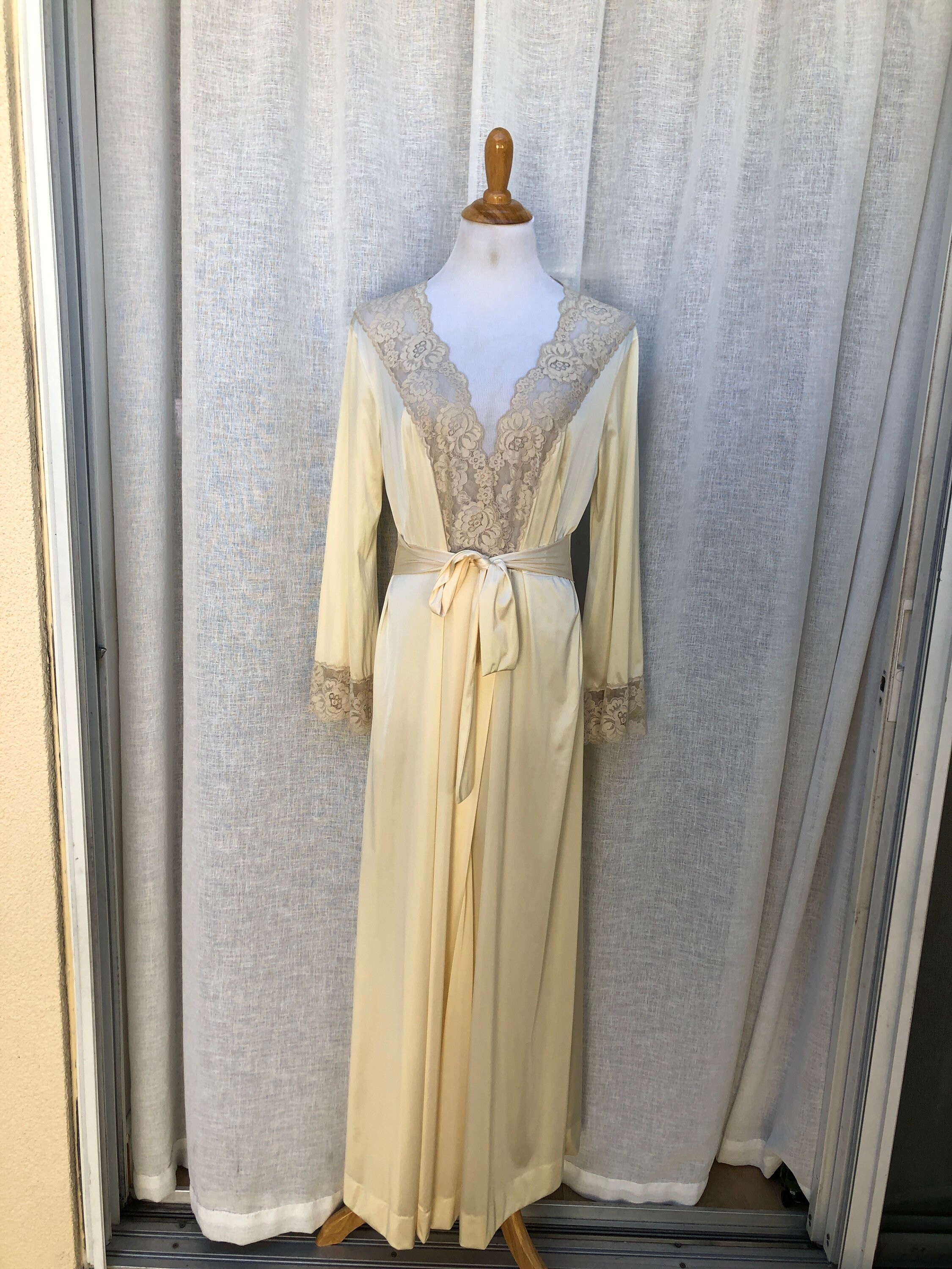 Vintage Vanity Fair Champagne Nylon Lace Long Night Gown Robe