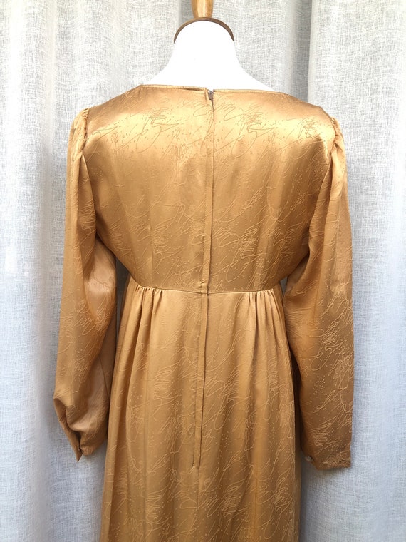 1970's satin Bronze Color Sweetheart neckline lon… - image 5