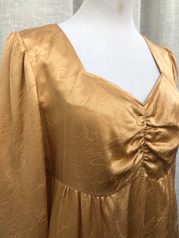 1970's satin Bronze Color Sweetheart neckline lon… - image 4