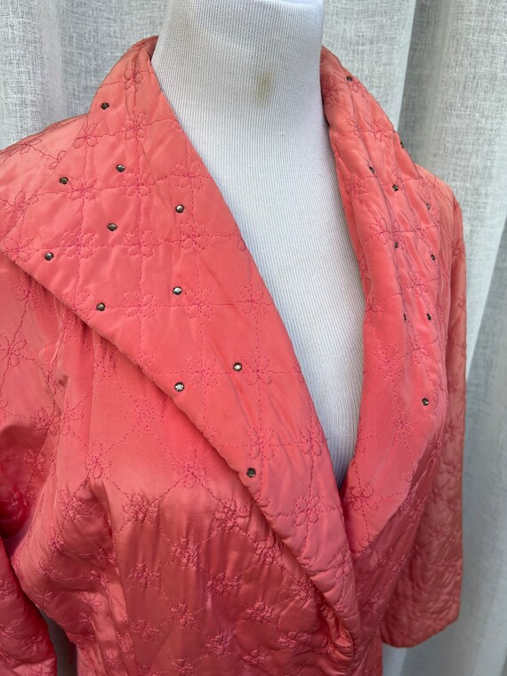 1940s Joan Iris coral salmon pink quilted hostess… - image 3