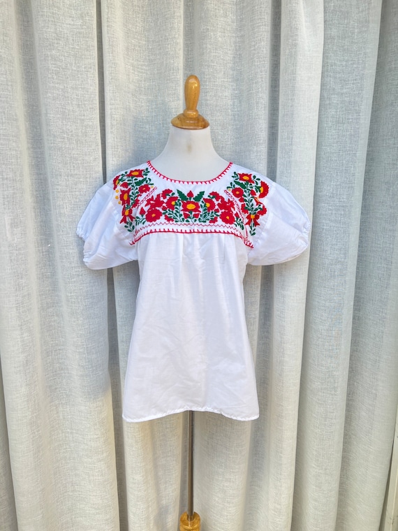 Vintage ethnic white flowy top with red floral emb
