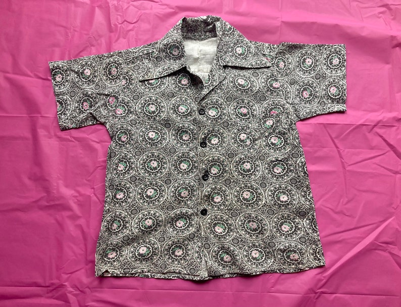 Xxs/xs 1940s FLORAL PRINT faded cotton short sleeve blouse vintage forties pocket top image 3