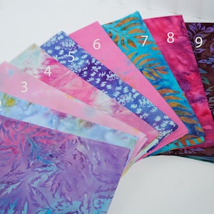 Pacote com 1/8 de jarda ou meio metro de tecido batik Berry Blossom, 100% algodão.
