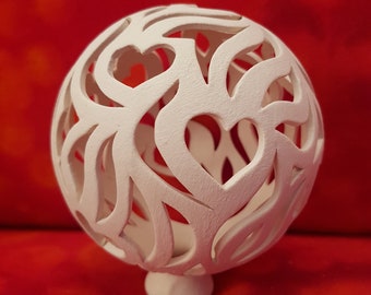 Flammende Herzen Rosenkugel aus naturbelassenem, weißen Ton - 10cm Durchmesser - zierliche Deko für Garten, Terasse und Balkon