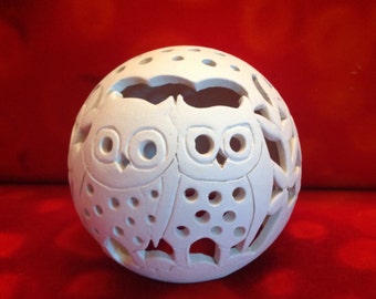 Eulenlichterkugel aus naturbelassenem, weißen Ton  - 10cm Durchmesser - ein ideales Geschenk für Eulenliebhaber