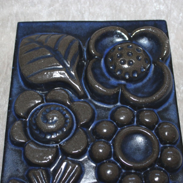 Lovely 60s vintage ceramic Wall plaque with retro floral pattern. Made by Berit Ternell for Upsala-Ekeby.
